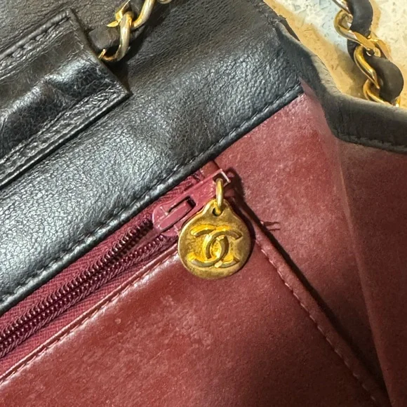 🛑 SOLD 🛑 Chanel Vintage Black Quilted Flap Shoulder Bag – Gold Chain Strap - Picture 11 of 17